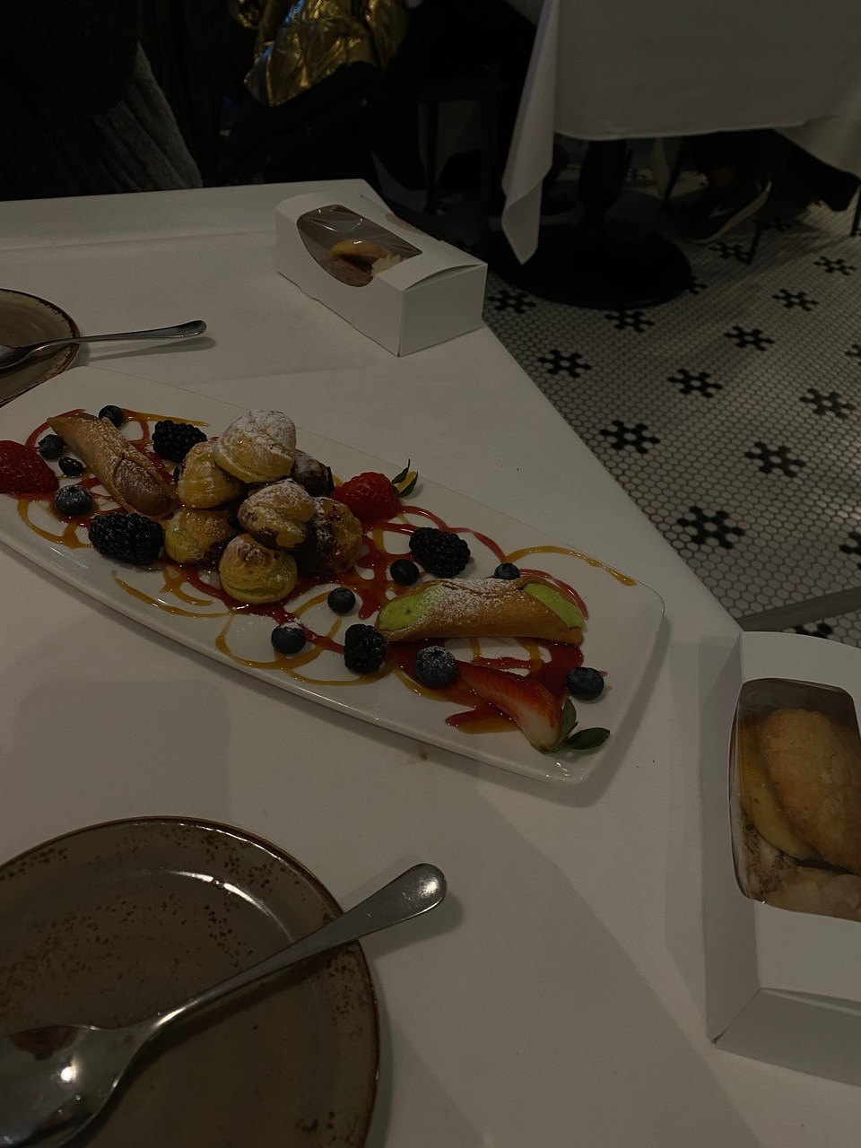 Canada - Niagara Falls - 4 Gang 
(pistazien windbeutel mit obst)