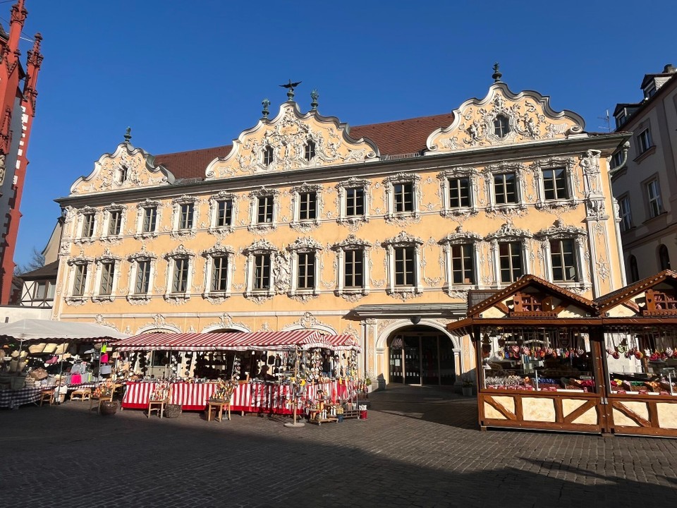Deutschland - Würzburg - Einzigartiges Gebäude am Marktplatz mit Touristen Unfo