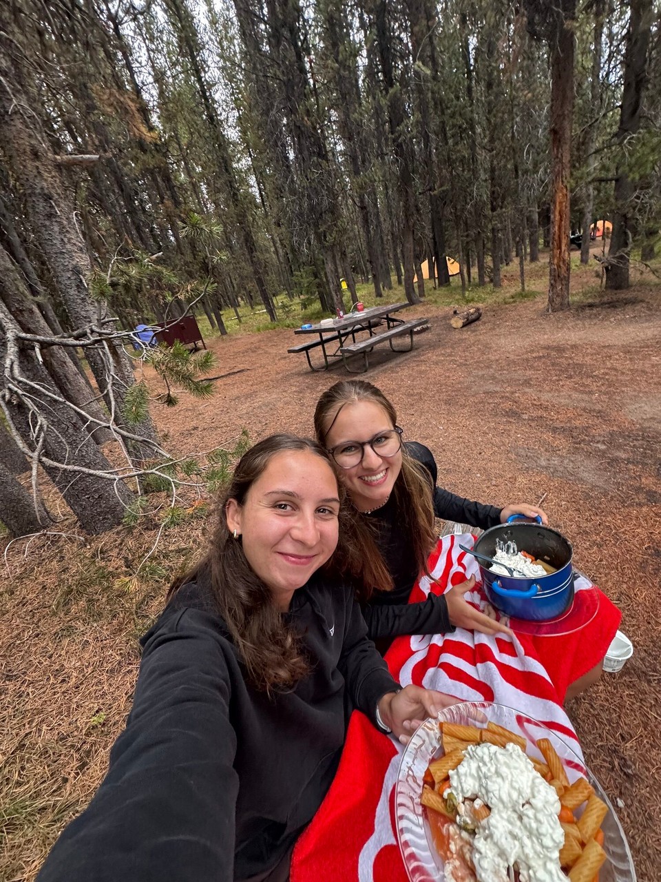 Vereinigte Staaten - Yellowstone National Park - Am Obig esch es denn doch no cho rägne und üse Tisch und Bank esch nass gsi. Drum hemmer denn wie zwei Hüehner uf de Stange amne trockene Plätzli gässe.🙈😂
