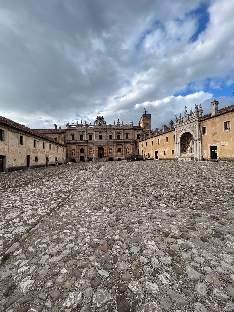 Italien - Padula - Unser Ziel, die Kartäuser Klause in Padula. Eine riesige Einrichtung. 
Das ist der Eingangsbereich. In den Gebäuden auf den beiden Seiten wohnten die Novizen, bis sie ihr Gelübde abgelegt haben.