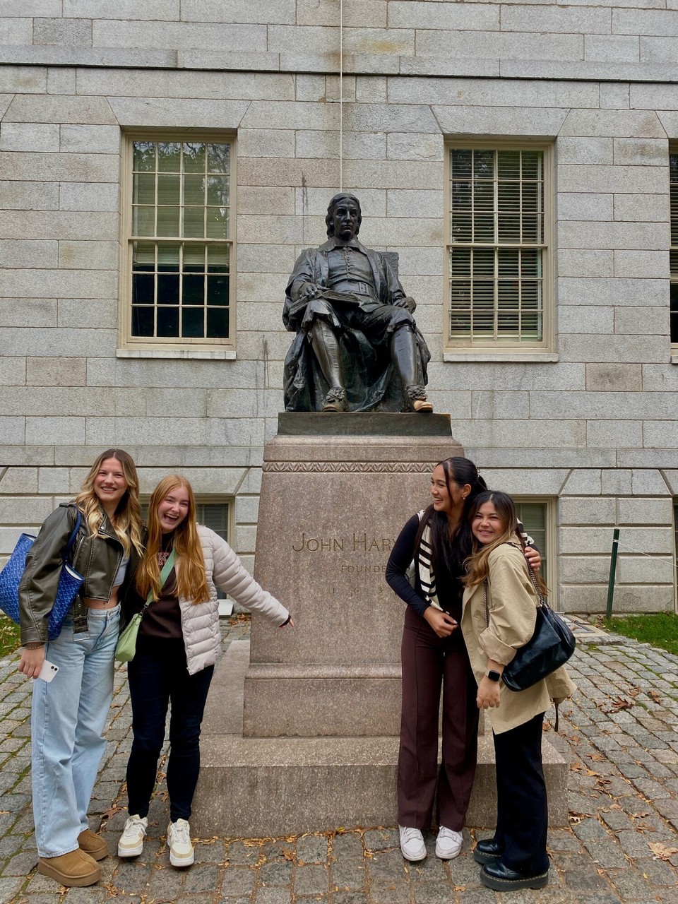 United States - Boston - Touri Bild mit dem Harvard Typen 