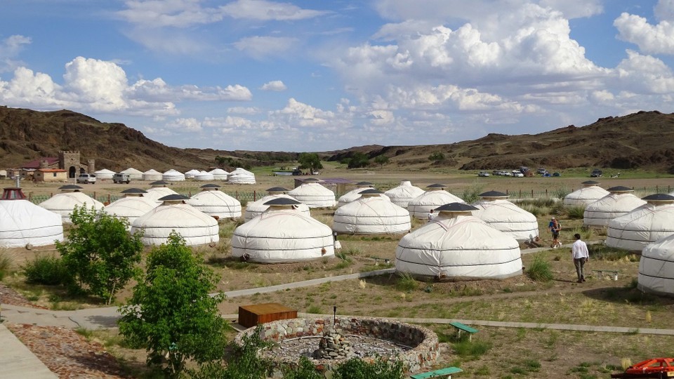 unbekannt - Gobi Desert - Ger camp near the ruined monastery