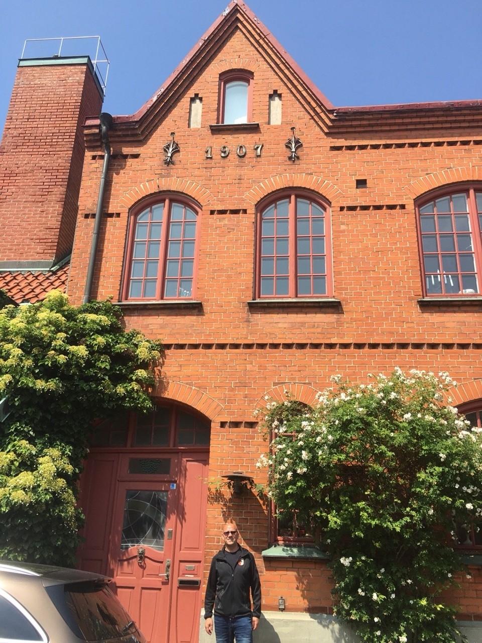 Schweden - Ystad - Dieses Haus ist 1907 erbaut, wie das Gründungsjahr vom FCA. Christian trägt extra seine FCA-Jacke 😊.
