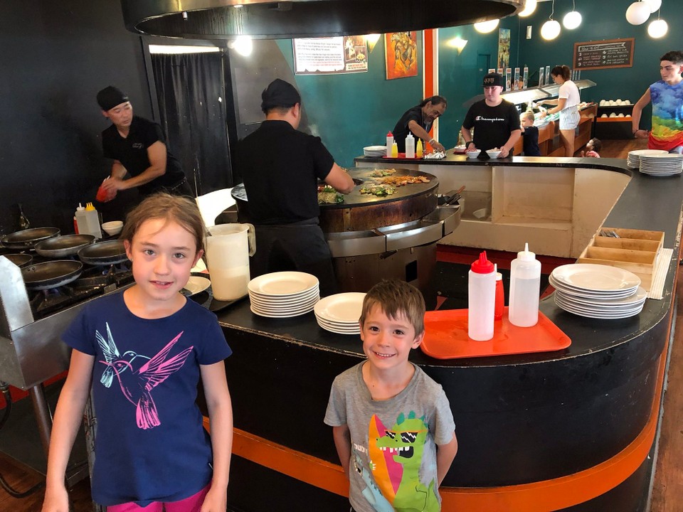 Neuseeland - Rotorua - Wir essen am Abend in einem mongolischen Restaurant (Gengy‘s). Jeder kann seine Zutaten (Fleisch, Gemüse, Sauce, etc) selber auswählen und diese dann dem Koch geben. Dieser brät dann die Zutaten auf einer 500 Grad heissen Platte. Es hat viel Spass gemacht und allen gut geschmeckt.