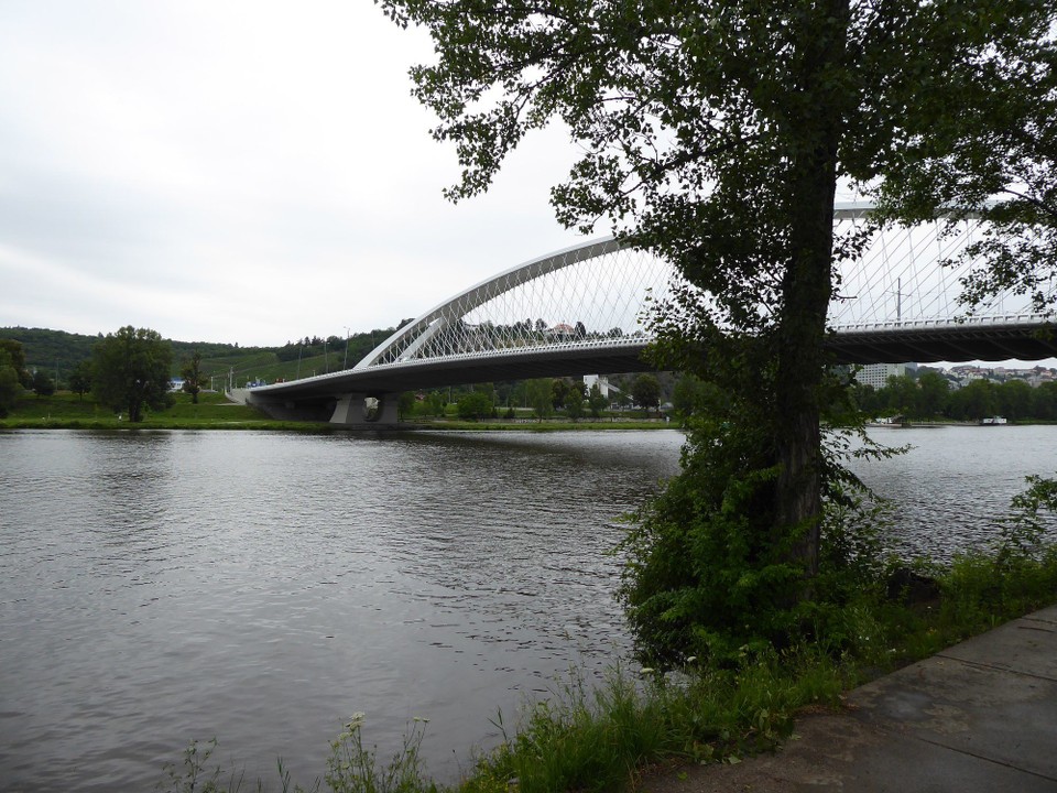 Tschechien - Prag - Kurz vorher eine weitere schicke Brücke. Ich wusste nicht, dass es so viele tolle Brücken gibt. Sie haben mir während der ganzen Reise große Freude gemacht.