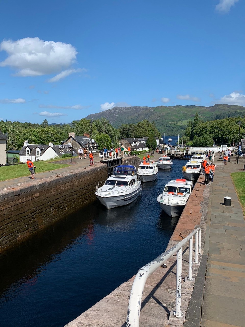 Vereinigtes Königreich - Inverness - Einbahnstrass für dSchiff. 
Mehrstuefigi Schleuse in Fort Augustus.