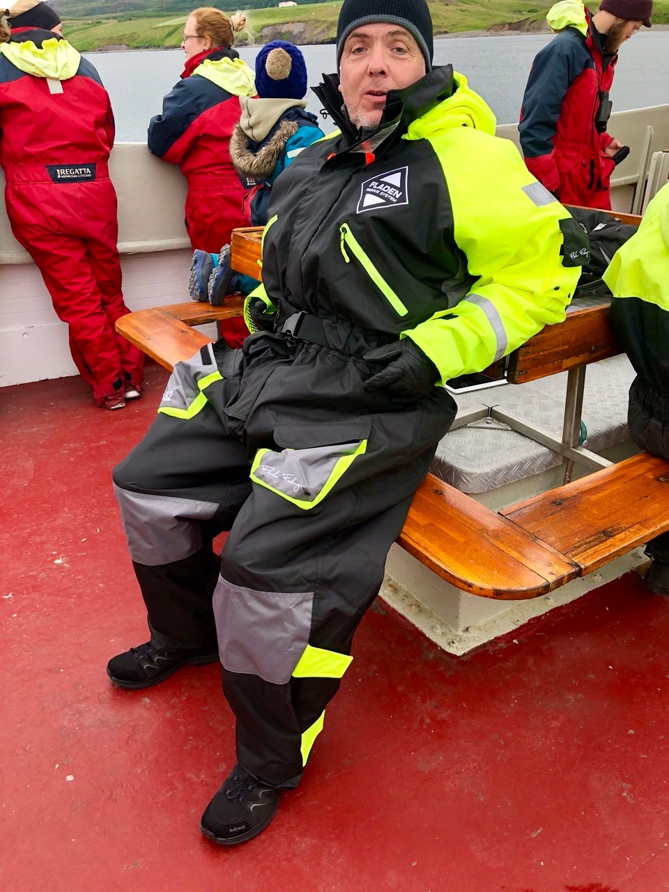 Island -  - Ulli fühlt sich da in der Mitte vom Boot sicherer, als an der telling. Und tatsächlich ist jetzt auch noch gar nichts spannendes los, so dass man wirklich einfach ein wenig auf dem Schiff „ankommen“ kann... So. Jetzt geht es dann aber langsam los!