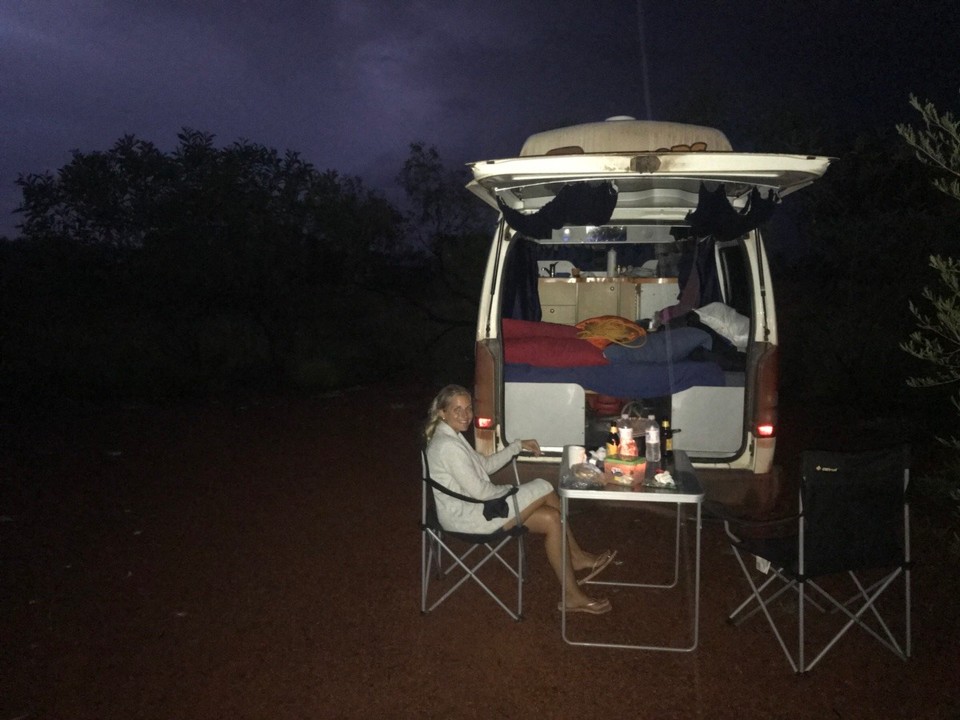 Australien -  - ...aber unsere Helga lies und nicht im Stich..
Angekommen im Karijini Eco Retreat 