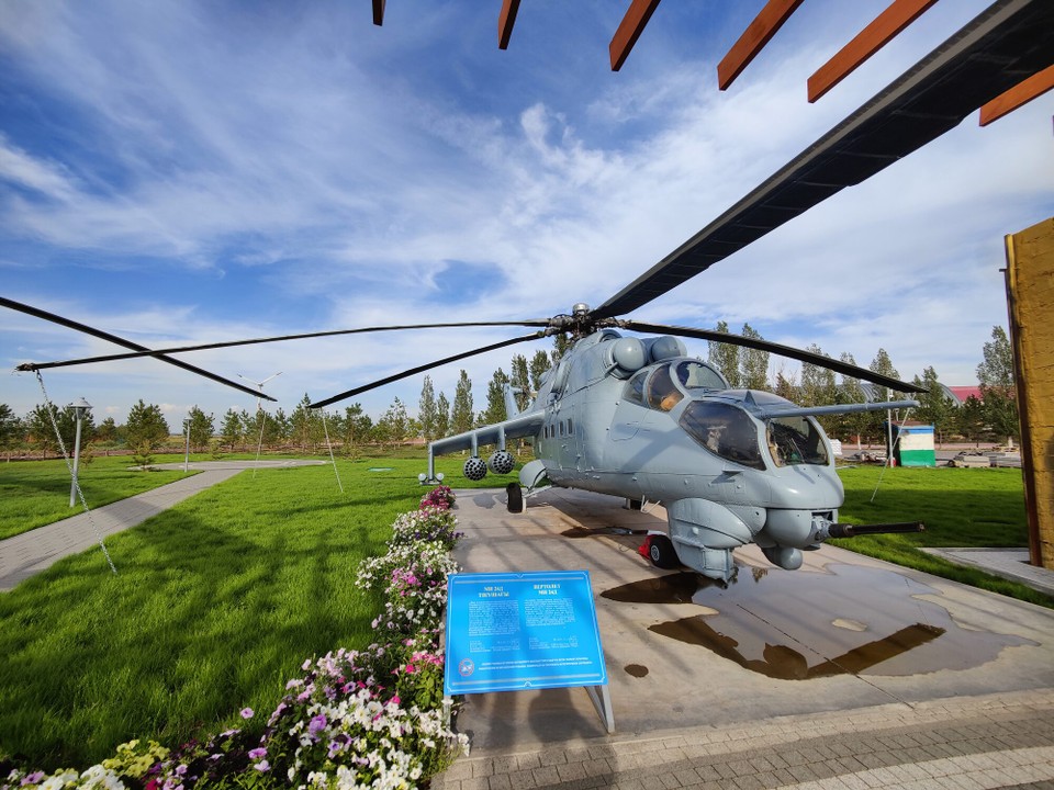 Kasachstan - Internatsional - Ein riesiger Hubschrauber