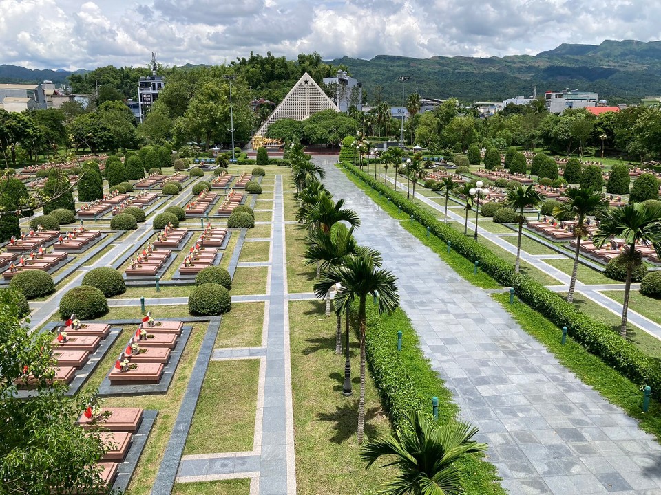 Vietnam - Dien Bien Phu - Soldatenfriedhof mit 645 Gräbern, aber nur 53 davon haben einen Namen eingemeisselt