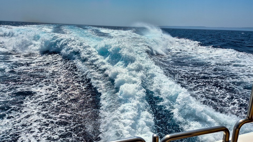 Griechenland - Symi - Wasserski fahren wäre locker drin, das Teil macht fast zwei Meter Welle.