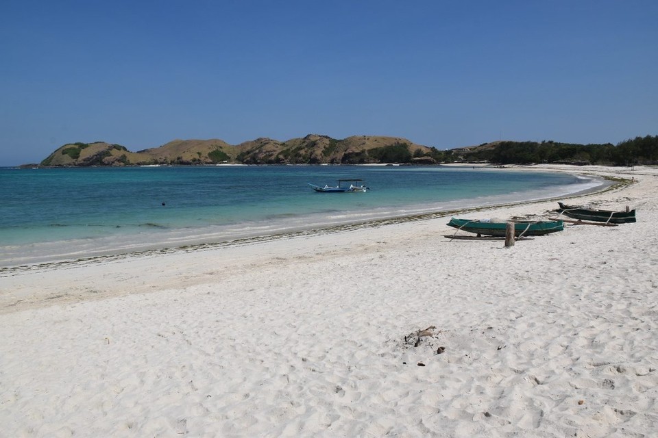 Indonesien - Kabupaten Lombok Tengah - Im äußersten Süden dann auch die sogenannten Traumstrände mit weißen Puderzucker feinen Sandstrand.
Hier sind wir am Tanjung Aan Beach.