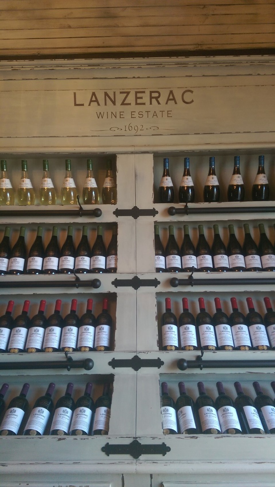 Südafrika - Stellenbosch - Unser Guide hat uns sehr viel über die Entstehung des Weines und die vielseitigen Geschmacksrichtungen erklärt. Auch die historische Entstehung der Weinproduktion in Südafrika hat er sehr ausführlich erklärt. Die Führung erstreckte sich für uns über 3 Weingüter...