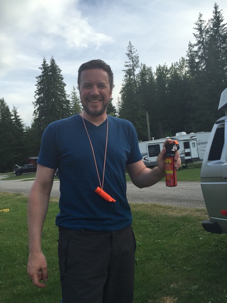 Canada - Revelstoke - De man en zijn Anti-Beren-gereedschap. De überfluit met kompas en vuursteen en Berenspray
