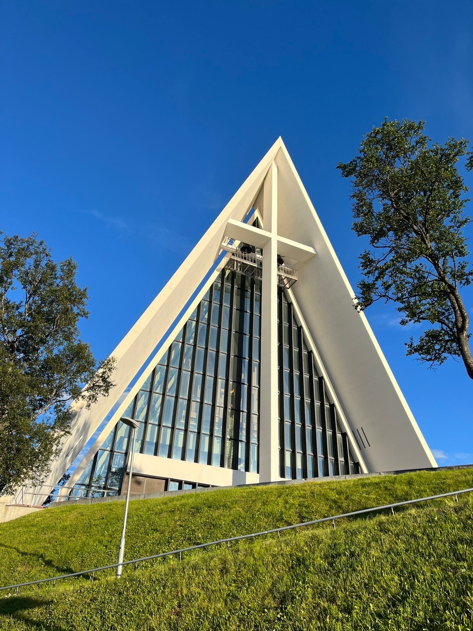 Norwegen - Tromsø - Die berühmte Eismeerkathedrale, das Wahrzeichen von Tromsø