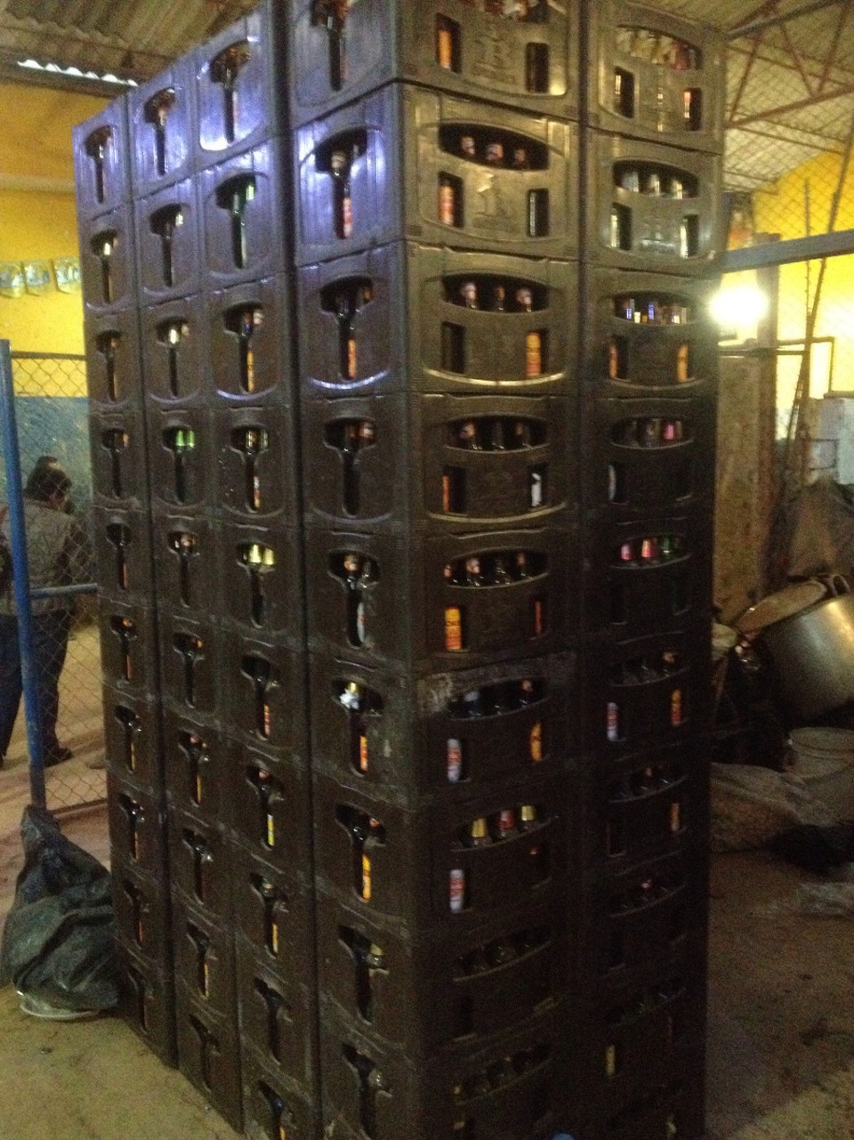 Colombia - Bogotá - Uns wurde vorher gesagt, dass die Christen hier eigentlich kein Tejo spielen. Hier sieht man den Grund. (Alkoholismus ist hier leider ein ernstes Problem.)