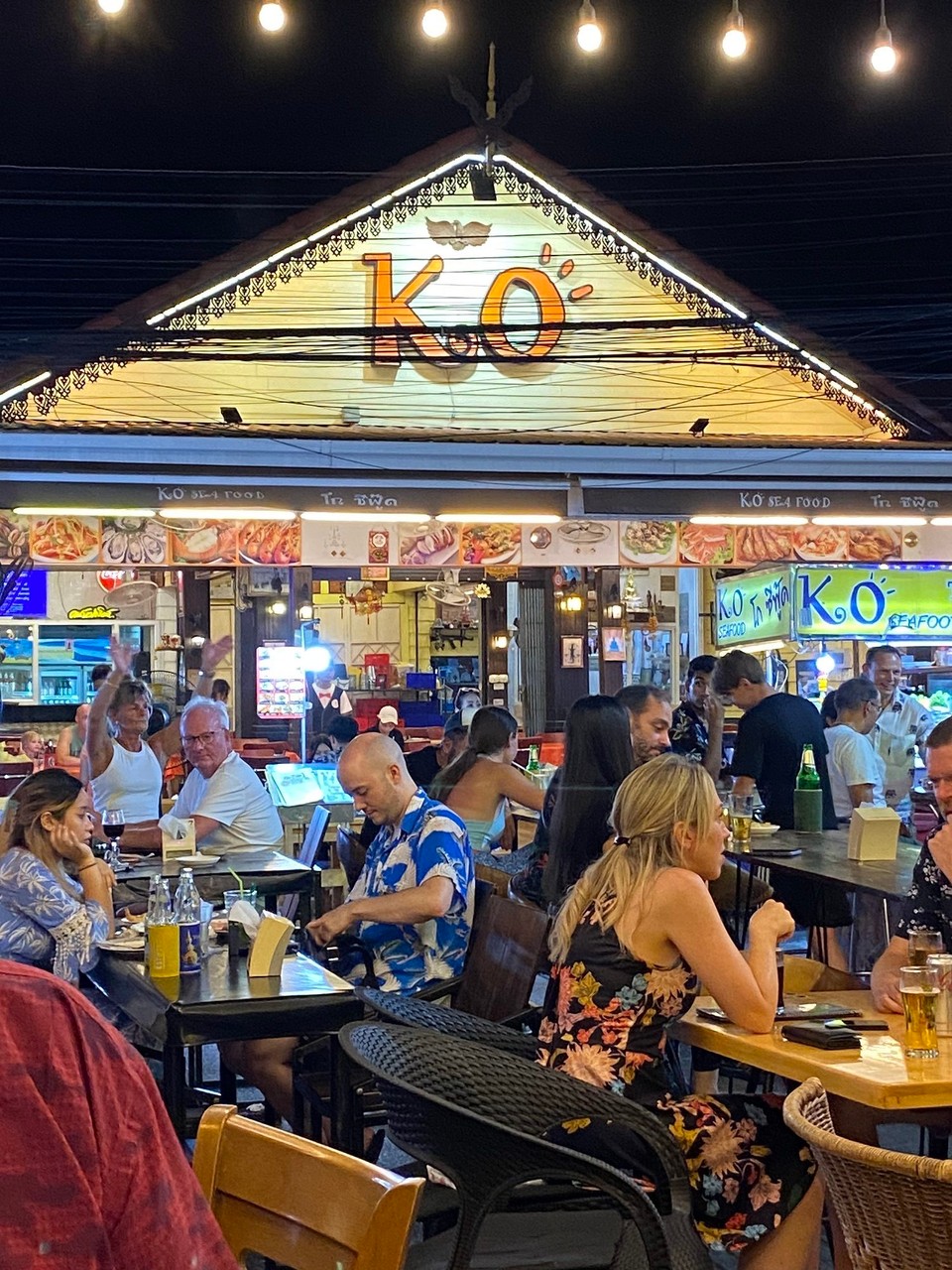 Thailand - Hua Hin - Auf der Kö waren wir heute Abend auch noch schnell. 
Der Laden hat mit Livemusik gelockt und die Gäste waren außer Rand und Band. 