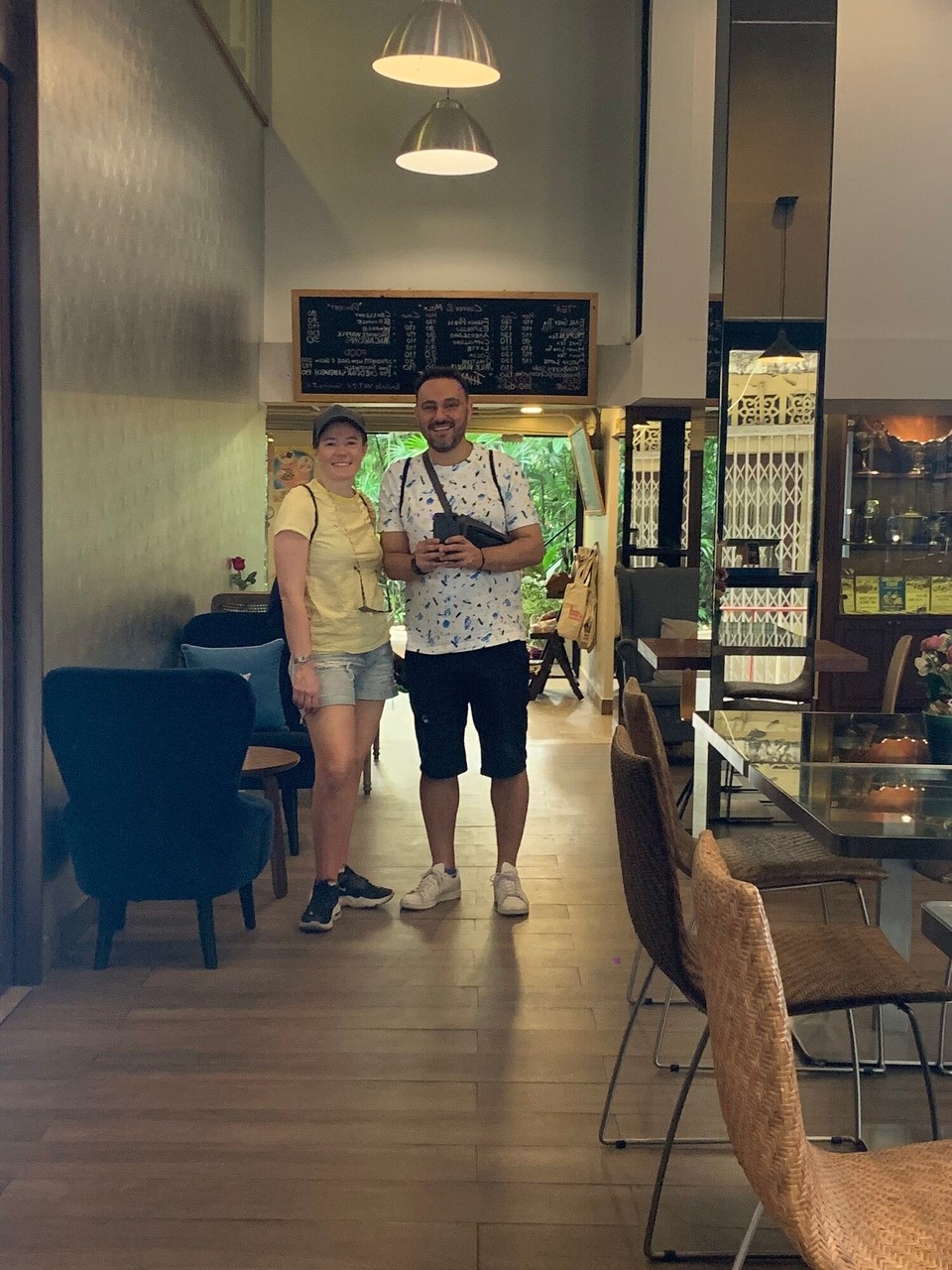 Thailand - Bangkok - Da hatten wir uns ein tolles Café ausgesucht, und da gab es Pancakes. Da stehst du um 10 Uhr davor. „Tut uns leid. Die Küche ist kaputt“. Auch Thailand. 

Schnell ins Café der weißen Maus und gefrühstückt 