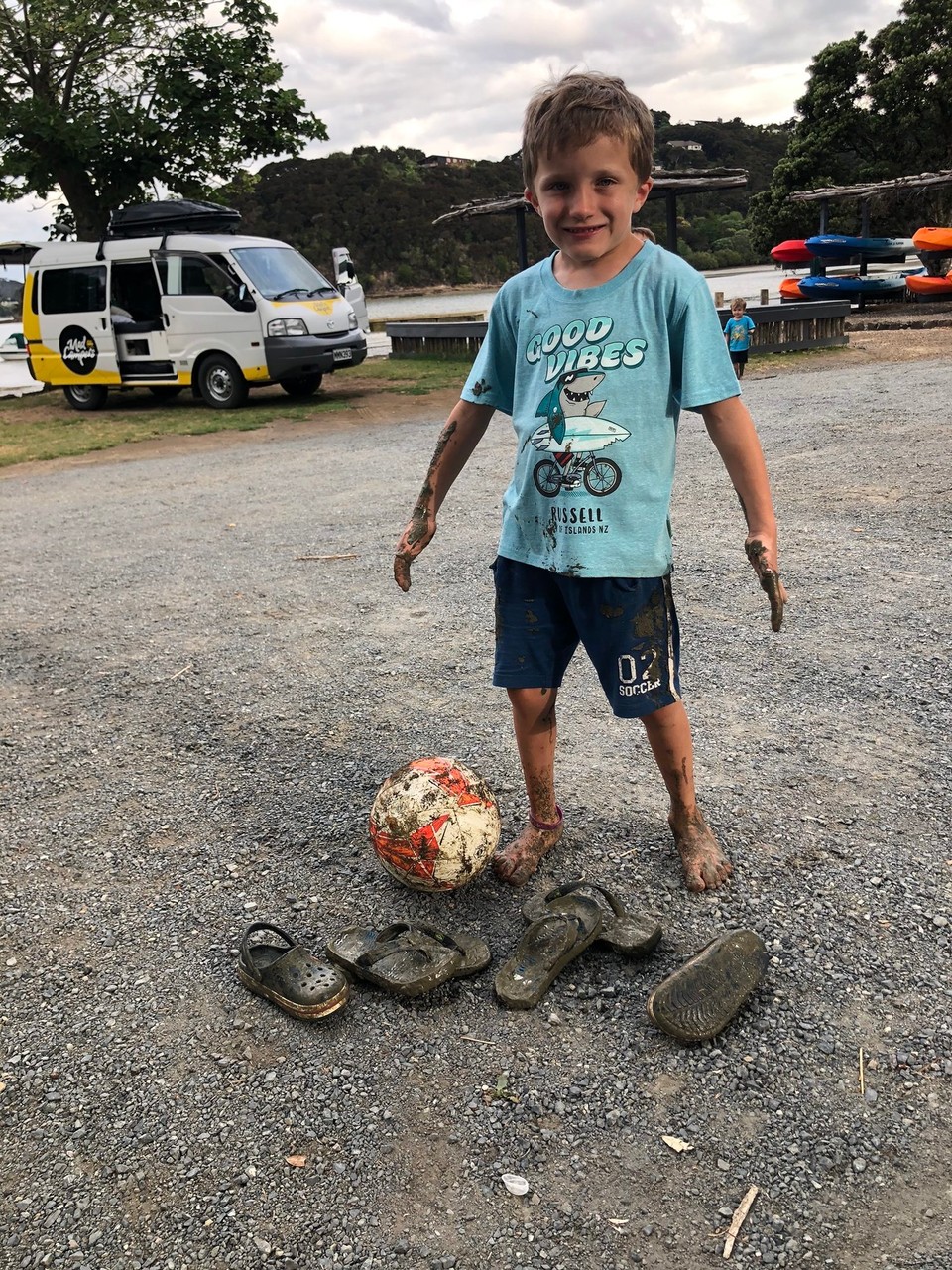 Neuseeland - Paihia - Zurück auf dem Campingplatz war Ebbe und die Kids gingen durch den Schlamm auf das Floss in der Bucht. 