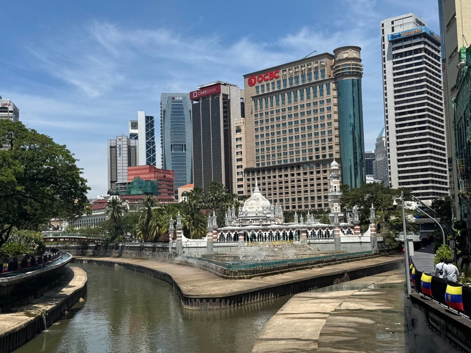 Malaysia - Kuala Lumpur - Am Zusammenfluss von Sungai Klang und Sungai Gombak soll Kuala Lumpur gegründet worden sein.
Nun steht hier die ehemalige Nationalmoschee.