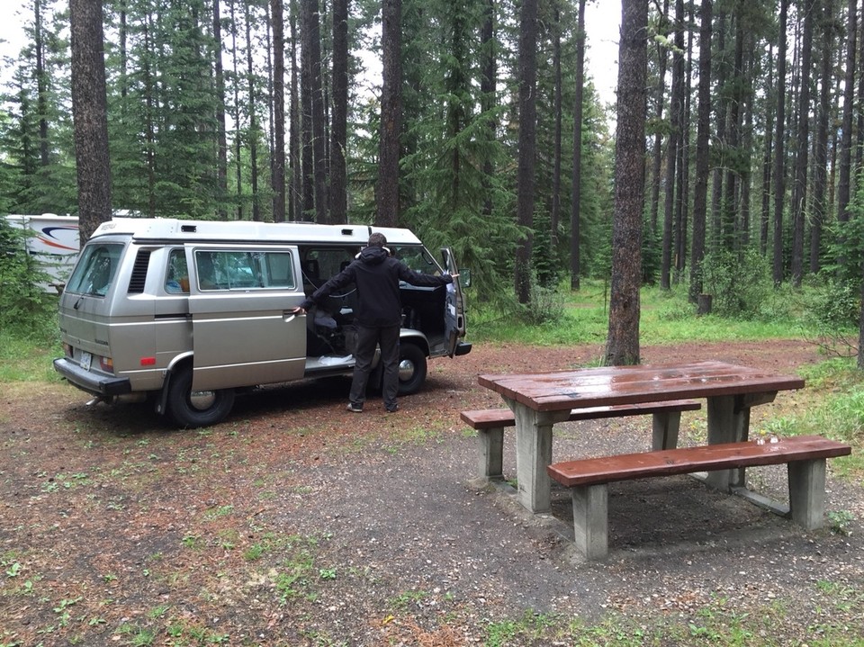 Canada - Jasper - Regen bij aankomst in Jasper, maar we hebben een mooie plek in het bos