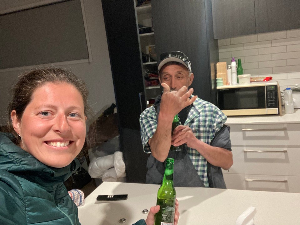 Neuseeland - Queenstown - Ab nach Hause, Chris gibt noch ein Bier aus - Cheers 🍻