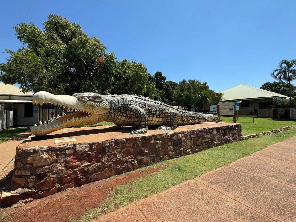 Australien - Georgetown - Zwüschastopp in Normanton bim Krokodil Krys. Do het eini anschinend mol so as grosses Krokodil gfunda (8.63m)... gröschta wos jeh gseh und gschossa händ.