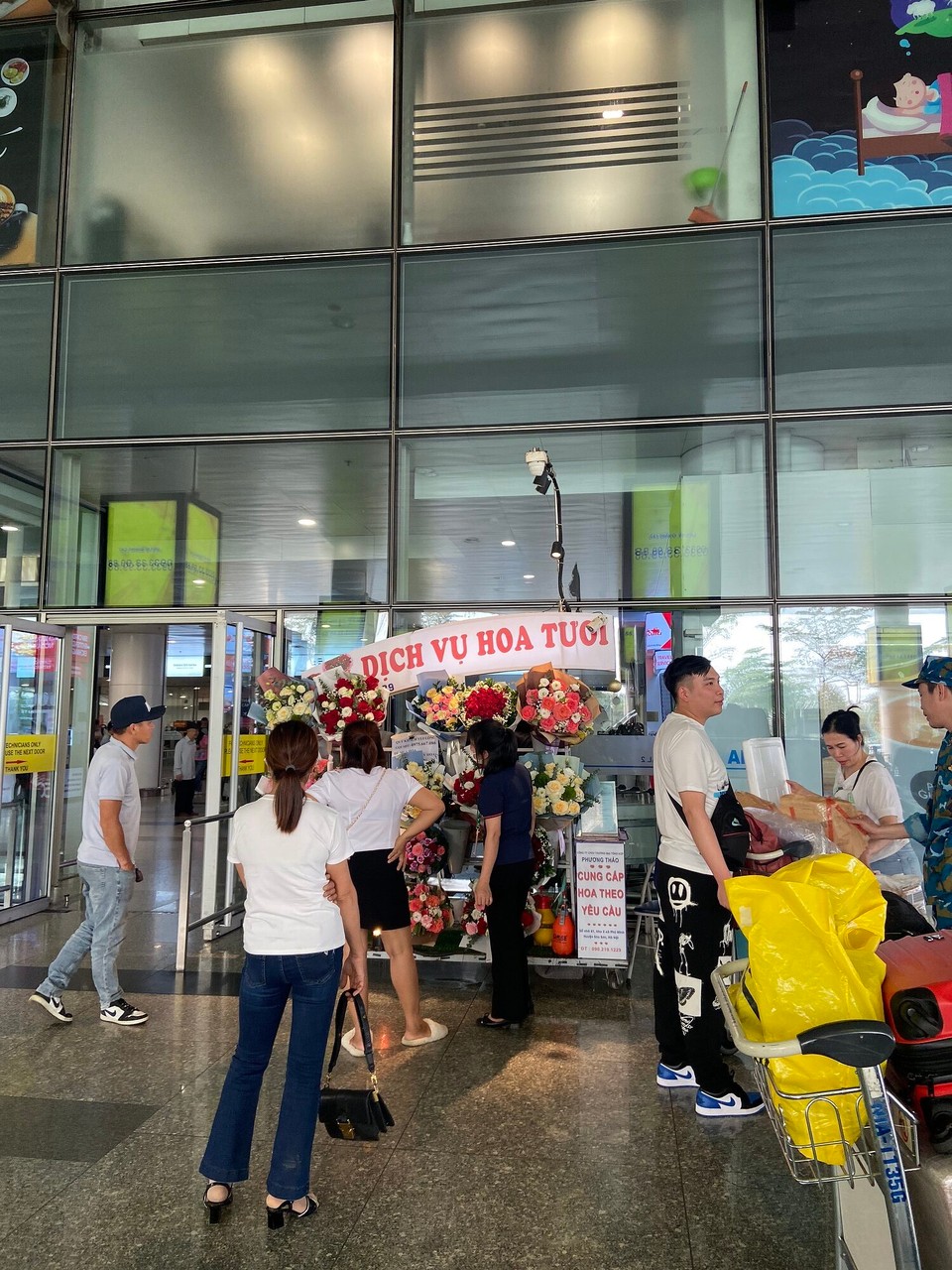 Vietnam - Hanoi - I saw a guy with flower at departure waiting area. Then, I found this floral shop just outside the Hanoi airport. How cute! 
