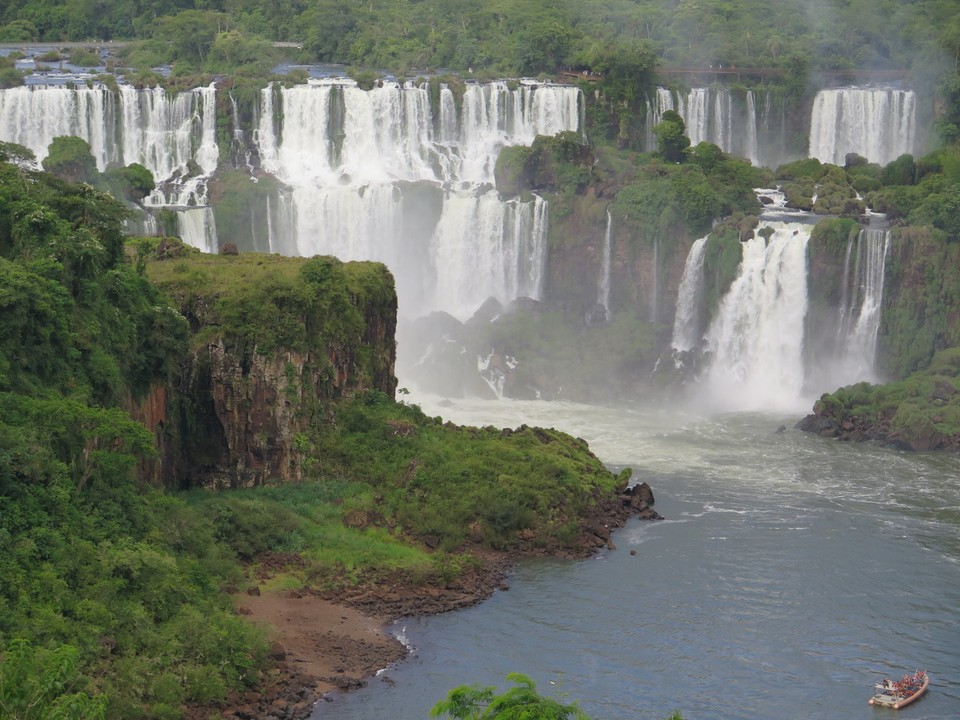 Argentina - Puerto Iguazú - Vue des chutes en argentine du cote Bresil