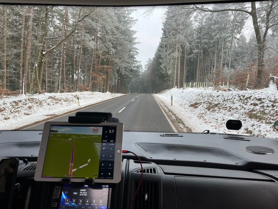 Deutschland - Traben-Trarbach - ... das Navi schickte uns über die Landstraßen entlang der Mosel - Berg rauf und wieder Berg runter. 
Eine Kurve war dann doc h zu "schnell" - mit einem lauten Wumms ging eine der Schubladen auf. Passiert ist Gott sei Dank nichts.