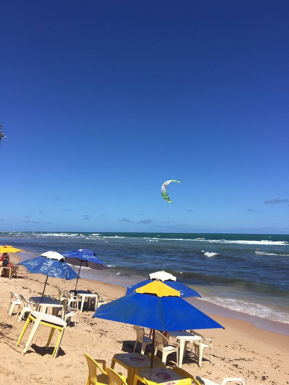 Brasilien - Lauro de Freitas - Der 1. Kiter geht ins Wasser