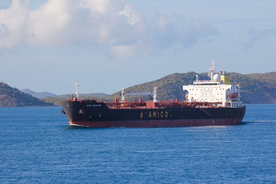  -  - Durch die Inselwelten müssen auch die Tanker mit Lotzen
