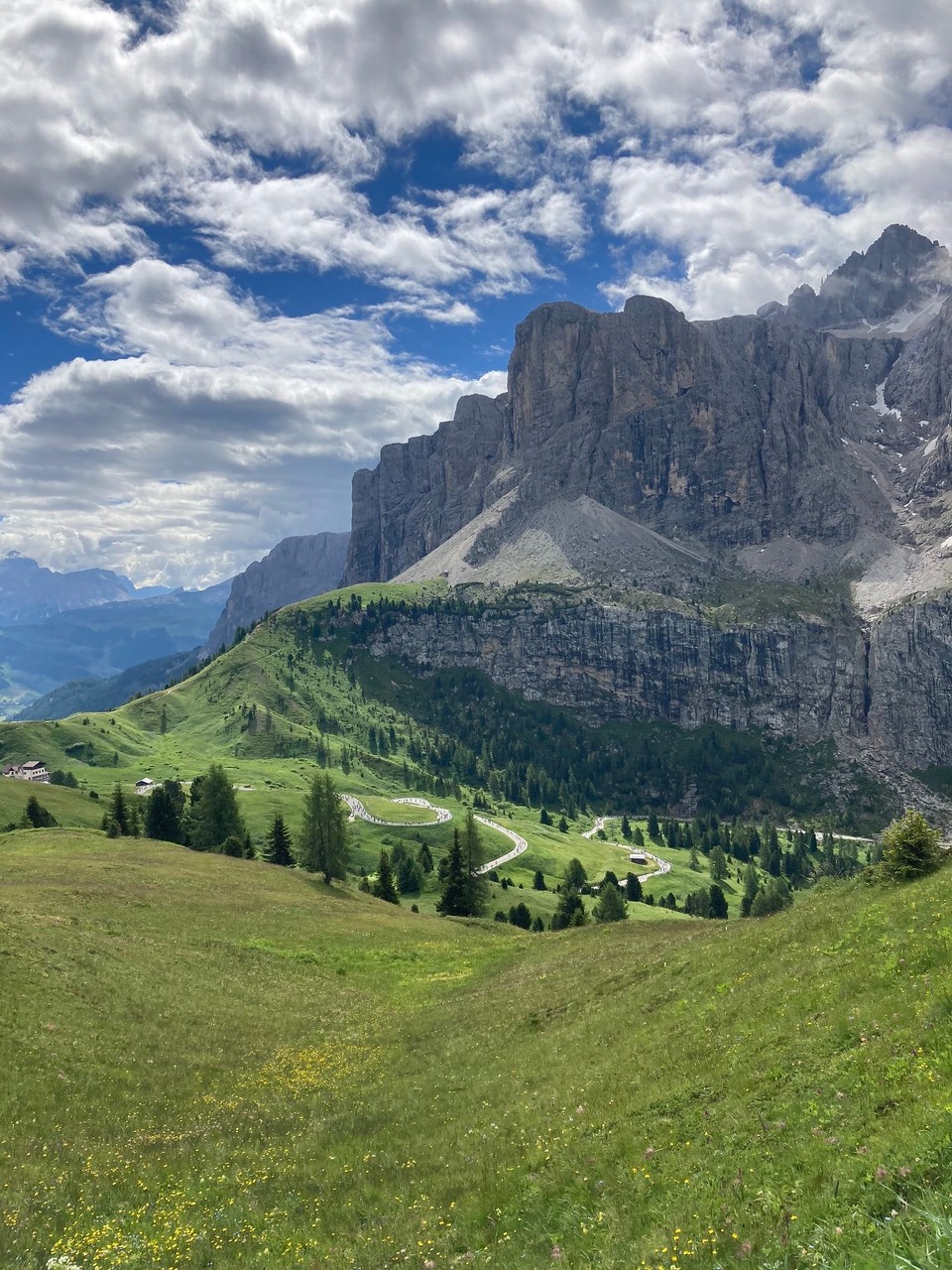 Ort bestimmen … -  - Die Felstürme der Sella kommen näher
Vor uns das Grödner Joch
Wir sehen schon die Radrennfahrer auf der Straße 