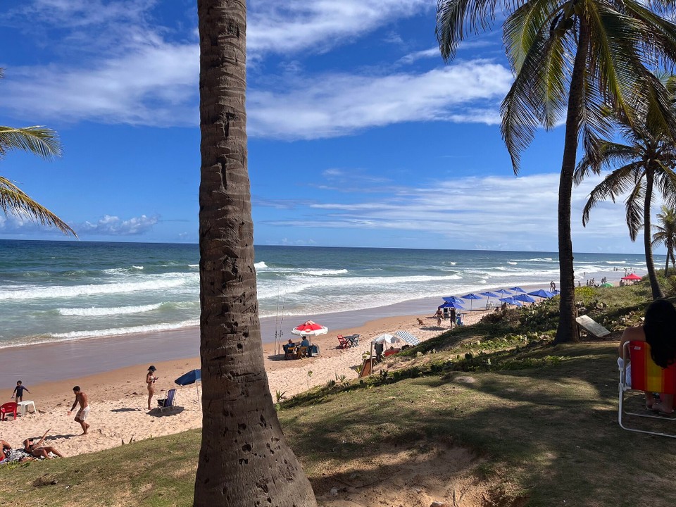 Brasilien - Salvador - Spaziergang an der Promenade bei Flut mit Blick auf den Strand Flamengo
