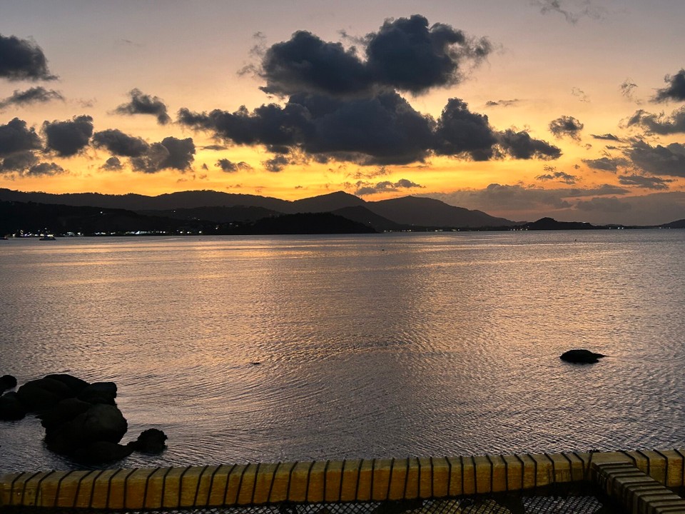 Thailand - Koh Samui - Aufgrund der Wolken sieht man die Sonne leider nicht hinter den Wolken verschwinden. Aber wir können uns genau vorstellen wie das bestimmt aussehen würde 😂