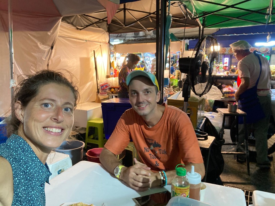 Thailand - Bangkok - Zusammen mit Olek (Russland) lauf ich erst vom Zug zum Hostel und dann noch Weiter zum Abendessen 😅