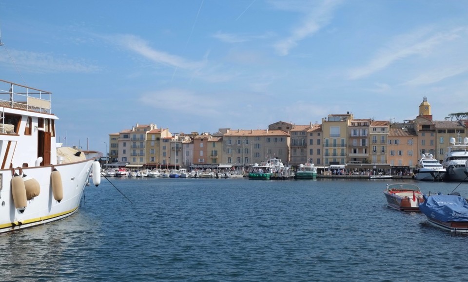 Frankreich - Saint-Tropez - Der Hafen von St. Tropez. Ein seltene Gelegenheit die Häuser auf der anderen Seite zu fotografieren, ohne das eine Yacht den Blick ‚versperrt‘.