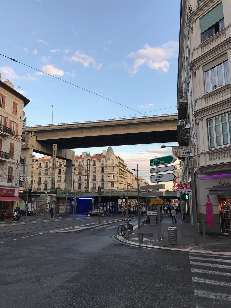  - Frankreich, Nizza - Interessanter Ansatz: Zuerst führte nur die Eisenbahnstrecke durch die Stadt. Später baute man die Autobahn einfach noch darüber.
