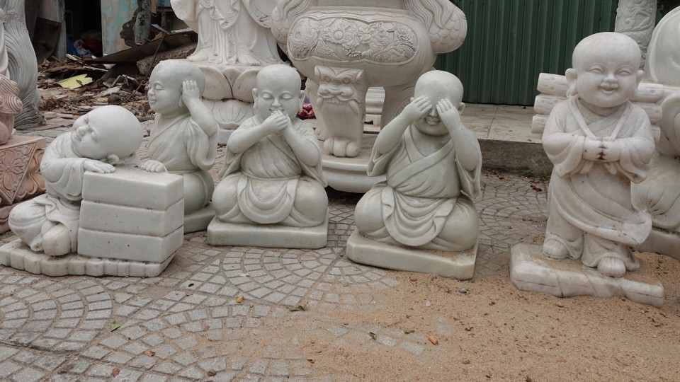 Vietnam - Da Nang - baby buddhas