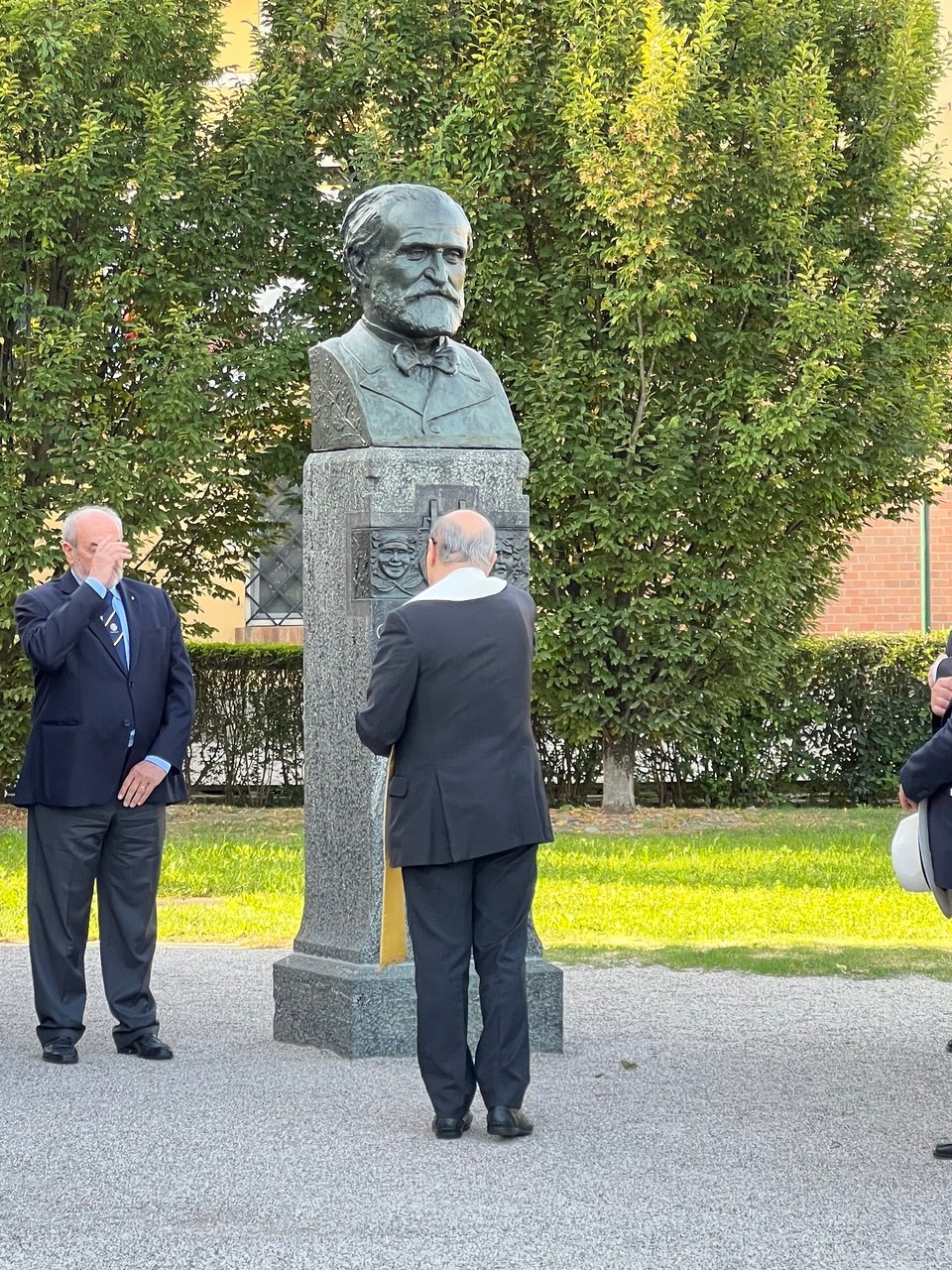 Italien - Busseto - Dann noch eine Ehrung bei der Statue…