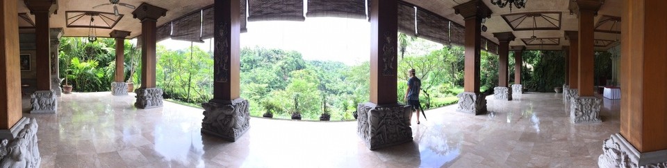 Indonesien - Gianyar - Das Hauptgebäude, in dem sich die Lobby und zwei Restaurants befinden, beinhaltet riesige Hallen