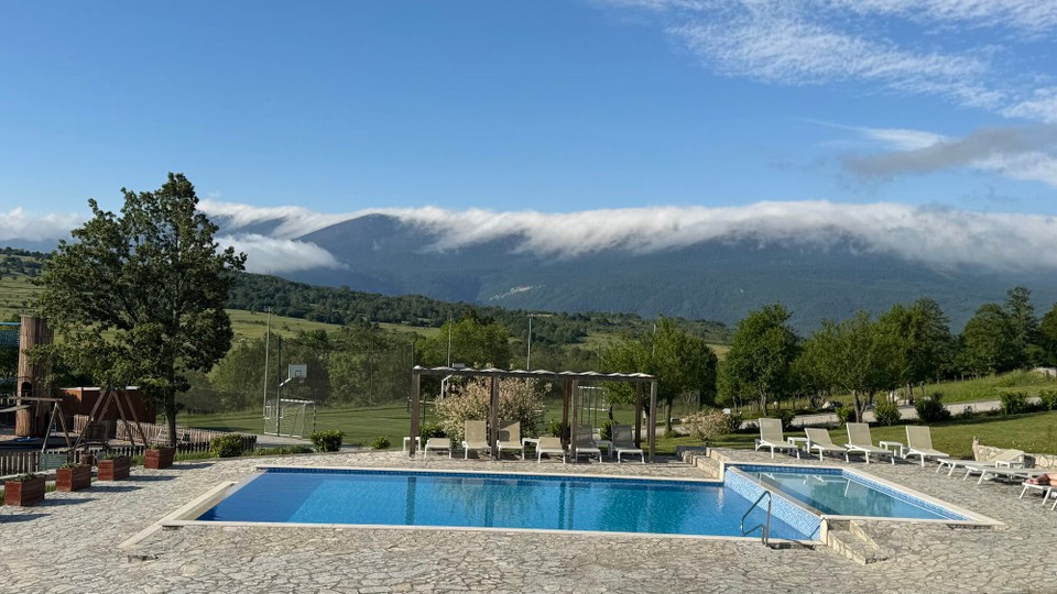 Kroatien - Tuk Bjelopoljski - Mittlerweile sind wir im Gebirge und hier sind nur noch 19 Grad.
Unser Hotel für heute Nacht, Plitvice Village liegt mitten im Grünen und ist sehr schön. Der Blick auf die Berge mit den Wolken entschädigt etwas für das kühlere Wetter.