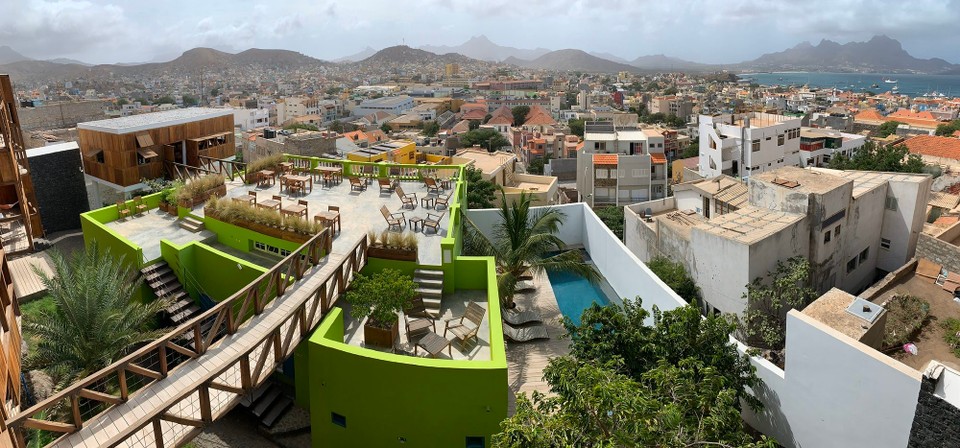 Cap-Vert - Mindelo - A gauche, la maisonnette où l’on va prendre le petit-déjeuner et à droite la piscine.
