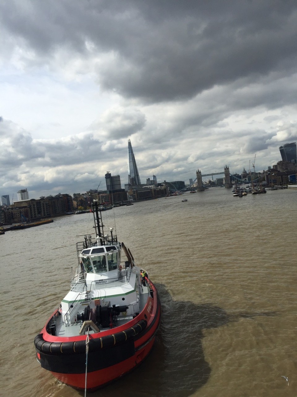  - United Kingdom, London, River Thames - Tug guiding us around the sharp bends. 