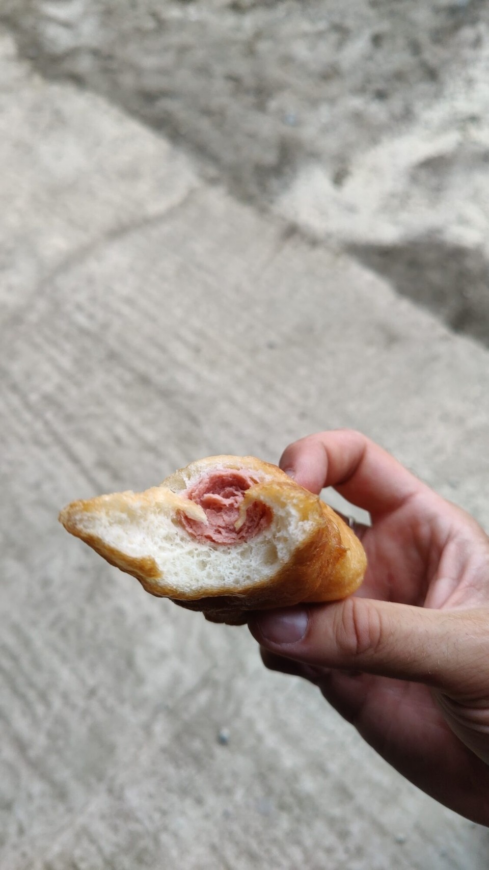 Kasachstan - Krasnoznamenskoe - Ein gefülltes Brötchen mit Rindswürstchen