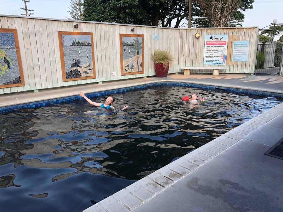 Neuseeland - Athenree - Sie hat einen warmen Pool mit sehr schönen Mosaiks.