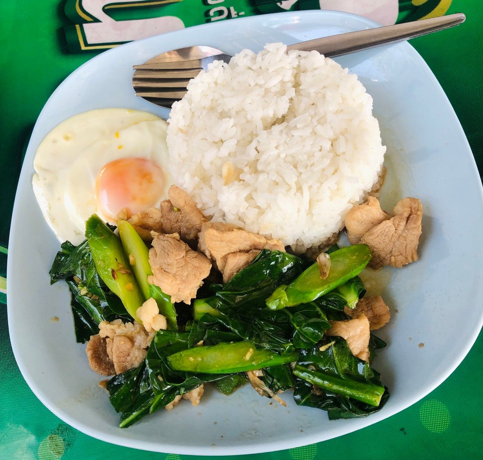 Thailand - Mueang Chiang Mai - Mein Mittagessen -> Hühnchen mit Reis, Ei und Pak Choi. Es hat 58 BHT, also etwa 2€ gekostet. 