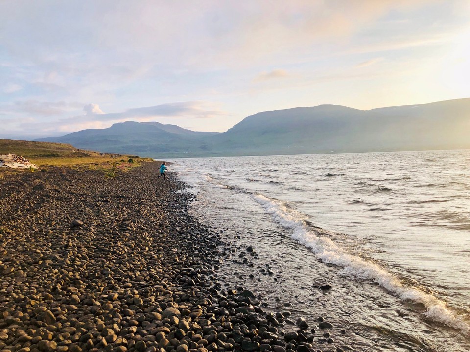 Island - Húnaþing vestra - Super, dass die Kinder nun noch einmal schön spielen können. Hier ist es zwar immer noch recht kühl und windig, aber lange nicht mehr so feucht, wie heute den ganzen Tag in den Wolken...