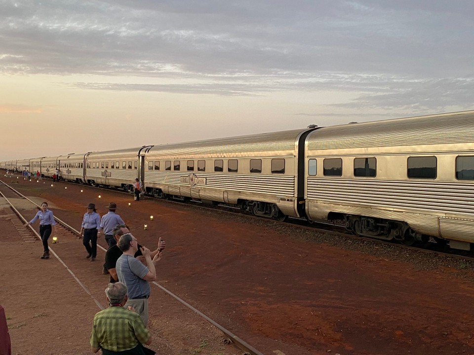 Australien - Alice Springs - Unser Ghan bei Marla.
Längs der Zugkomposition 800 Meter
Hier die hintere Hälfte des Zuges
