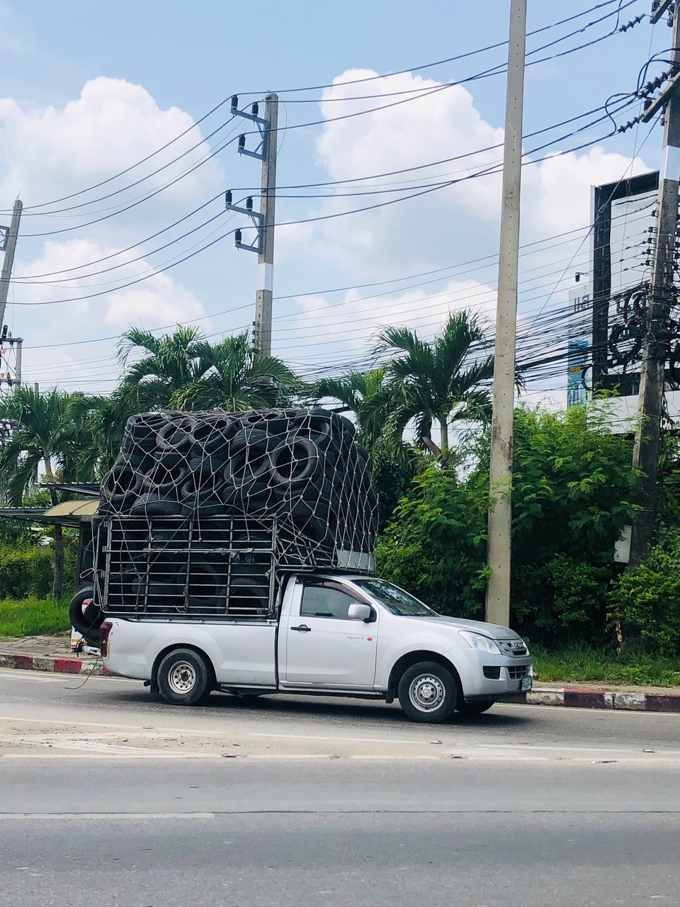 Thailand - Mae Rim - Pick ups sind reinste Wundertüten…was da alles drauf passt 😁